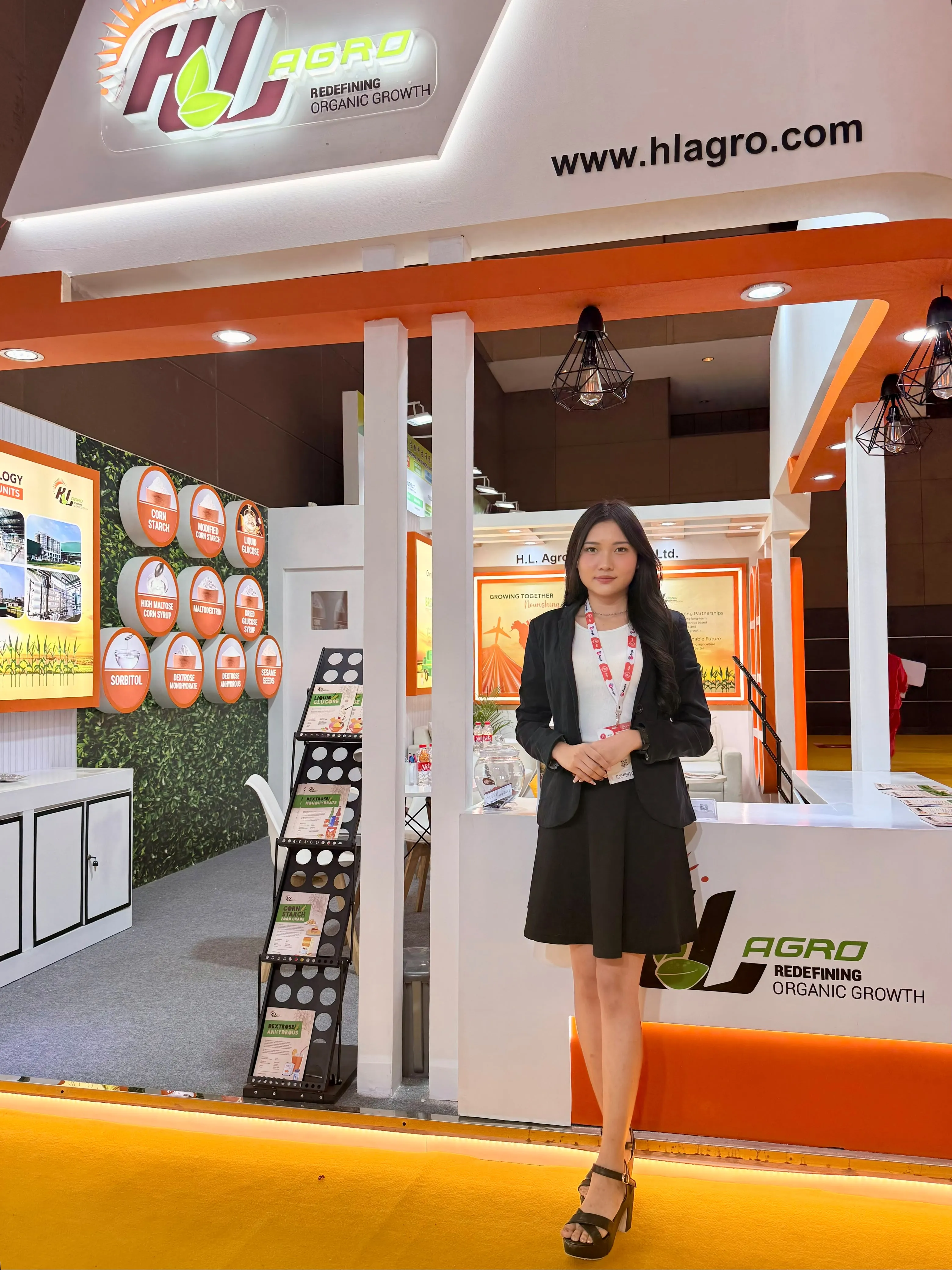 Usher menyambut tamu di booth H.L. Agro